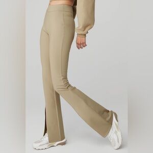 Alo yoga Airbrush High-waist flutter leggings in California sand never worn